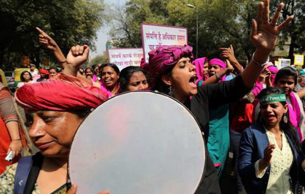 Varias mujeres se congregan para protestar. Foto: EFE