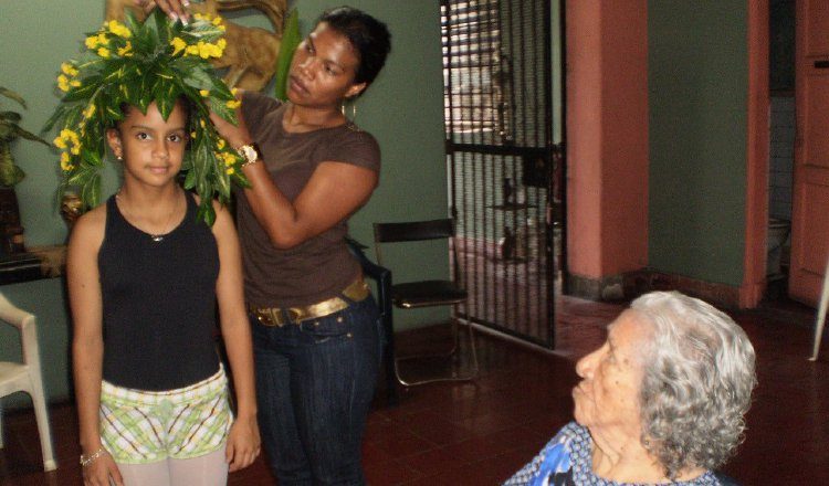 Dora Mckay (q.d.e.p.) observa a una niña mientras le miden el vestuario.  Cortesía