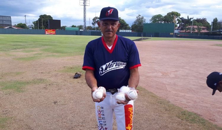 Luis Durán, técnico de Veraguas, muestra las cinco pelotas. Melquiades Vasquez