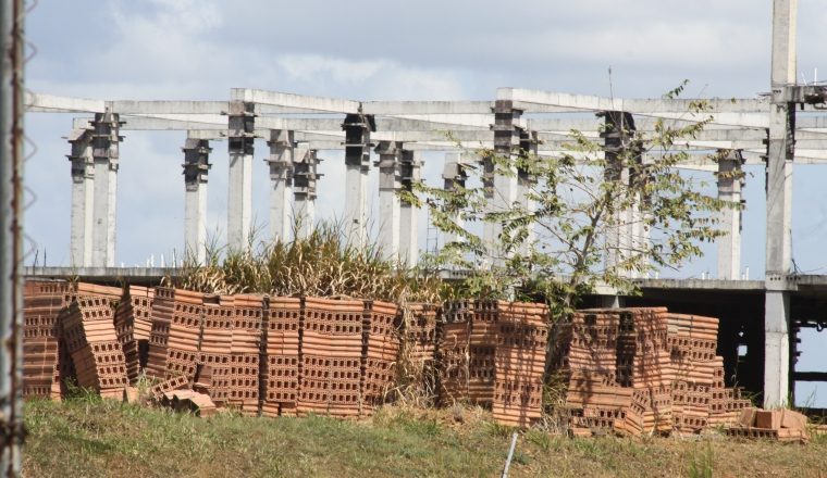Materiales de construcción se deterioran ante la lluvia y el sol.