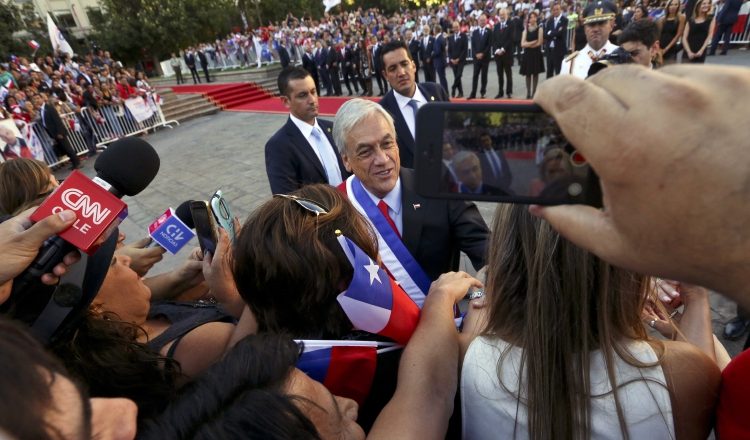 Sebastián Piñera, saluda a sus partidarios frente al palacio presidencial de La Moneda. EFE