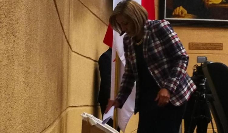 Momento en que la presidenta de la Asamblea vota por los nuevos miembros de Credenciales. /Foto Cortesía