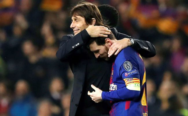 El entrenador del Chelsea, Antonio Conte, felicita al delantero argentino del FC Barcelona Leo Messi. Foto:EFE