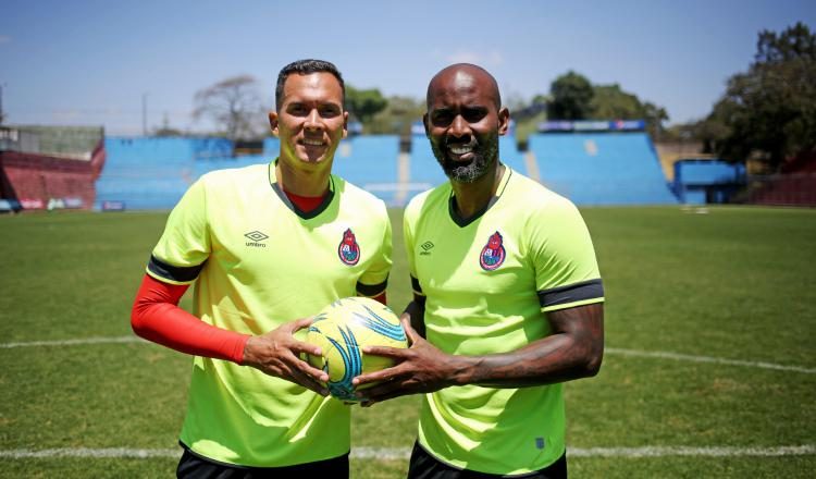 Blas "El Ratón" Pérez y Felipe "Pipe" Baloy durante un entrenamiento con el Municipal de Guatemala. EFE