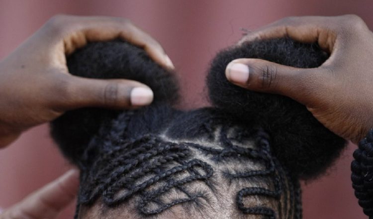 El Observatorio Panamá Afro denunció que persiste la violación al derecho de llevar trenzas. EFE