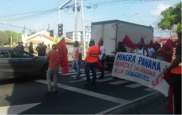 Las protestas se realizan bajo la mirada de la policía. Fotos: Diómedes Sánchez. 