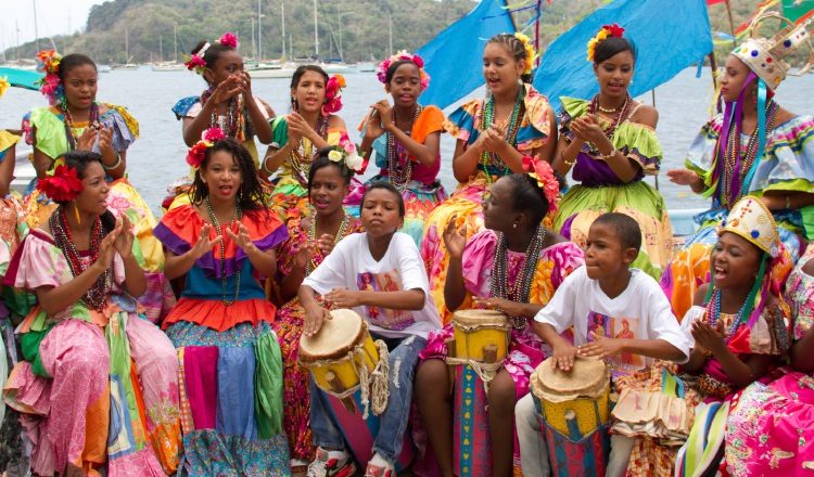Chicos y grandes, gozosos,   se involucran en el festejo. CortesÍa.