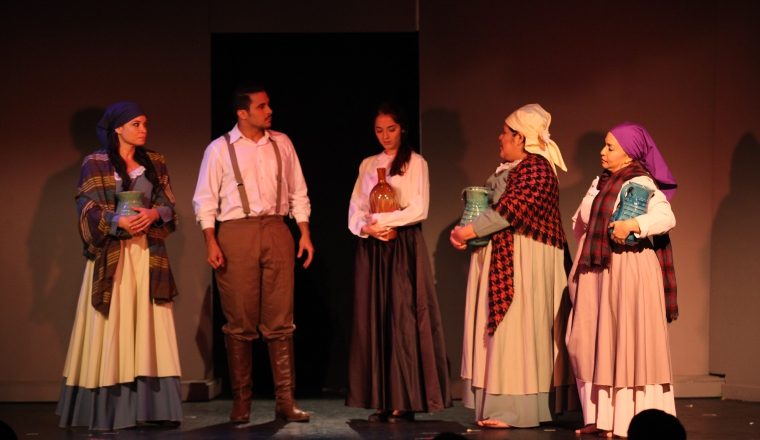 Oriana Vernet (centro) es 'Yerma'. Nominada al  'Revelación' 2017 . 