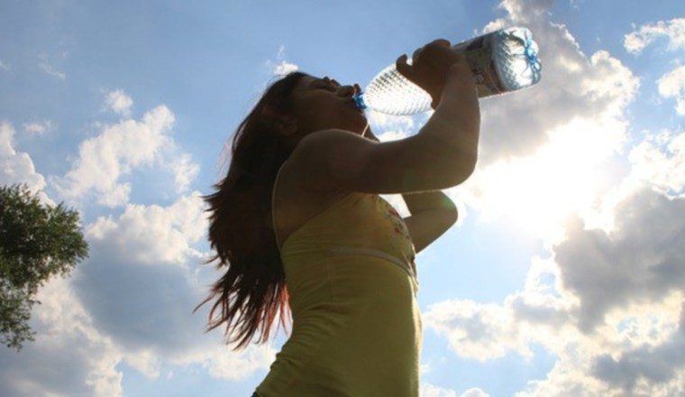 No olvide tomar agua.