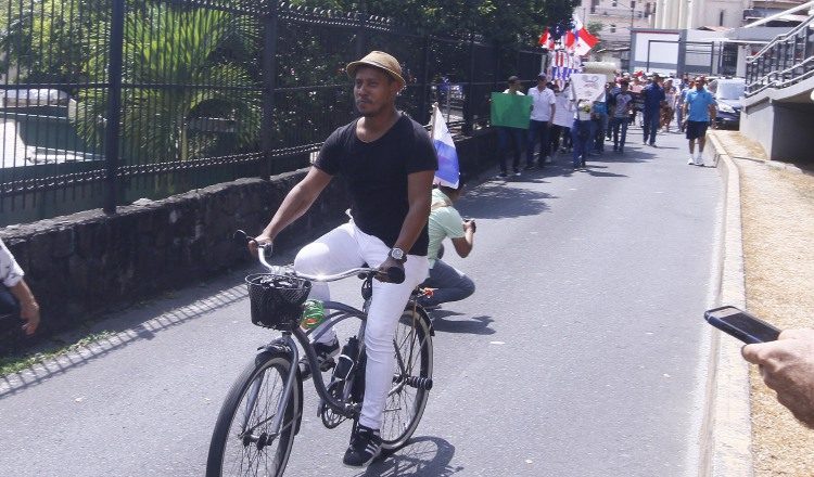 Eduardo Grimaldo en protesta contra la corrupción en la Asamblea, la semana pasada.  Edwards Santos