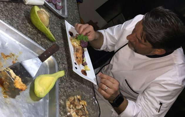 Chef Stephane Dias prepara un platillo. Foto: Héctor Acosta.