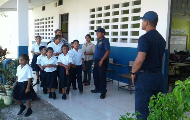 Los estudiantes atendiendo a la orden de desalojo de la escuela por las abejas africanizadas. 
