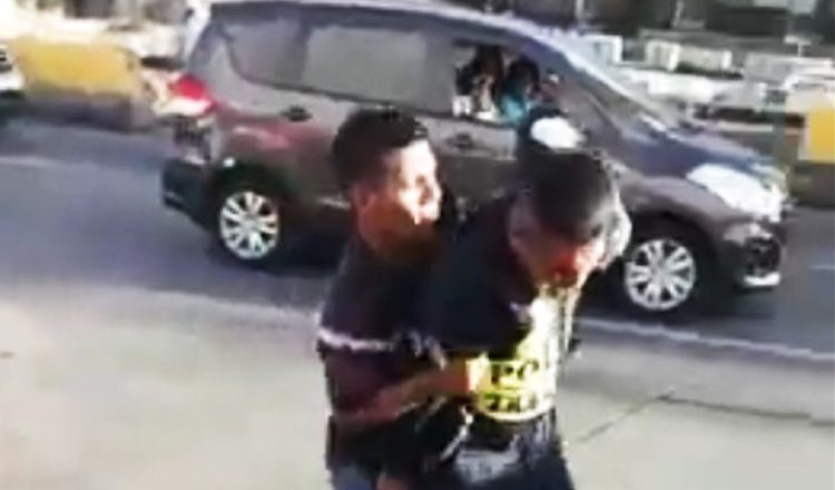 La agresión al policía quedó registrada en un video que circuló en las redes sociales. Twitter