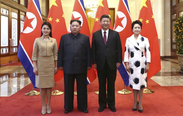 El presidente chino Xi Jinping, su esposa Peng Liyuan, junto  el líder norcoreano Kim Jong Un, y su esposa Ri Sol Ju. FOTO/AP