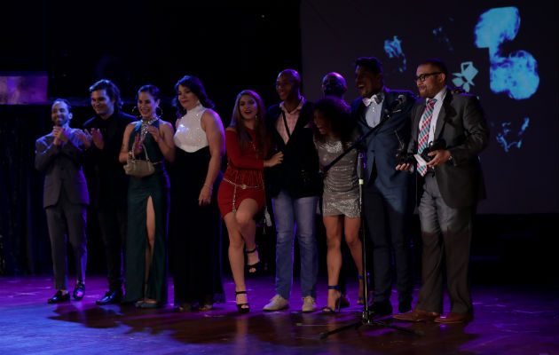 Parte del equipo de 'Rent' Mejor obra del año 2017, Mejor musical, Mejor director y Mejor iluminación. Foto: Aurelio Herrera Suira.