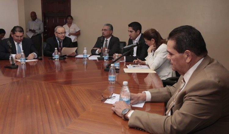 La decisión de no aceptar ninguna de las denuncias discutidas en la Comisión de Credenciales se hizo de forma unánime.  Víctor Arosemena