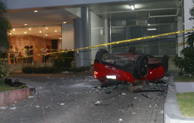 Auto cayó desde un cuarto piso. Foto: Edward Santos