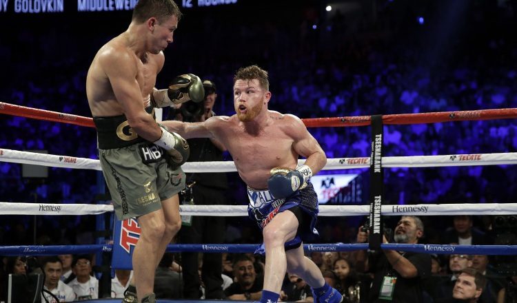 Gennady Golovkin (izq.) le ganó a Canelo en el primer combate. AP