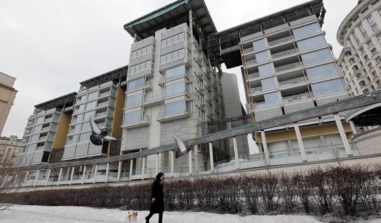 Una mujer camina frente a la embajada británica en Moscú, Rusia.  AP