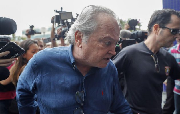 El exministro Wagner Rossi (c) es abordado por periodistas a su llegada en calidad de detenido a la sede de la Policía Federal. FOTO/EFE