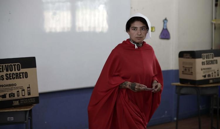 Activista del colectivo feminista "Somos Nuestras", emite su voto en las presidenciales de Costa Rica. EFE