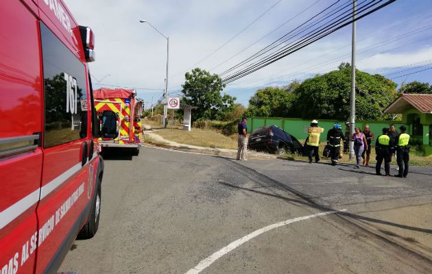 El auto solo sufrió daños materiales. Foto: Zenaida Vásquez. 