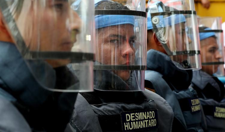 Miembros del Batallón de Desminado Humanitario en un evento especial. EFE