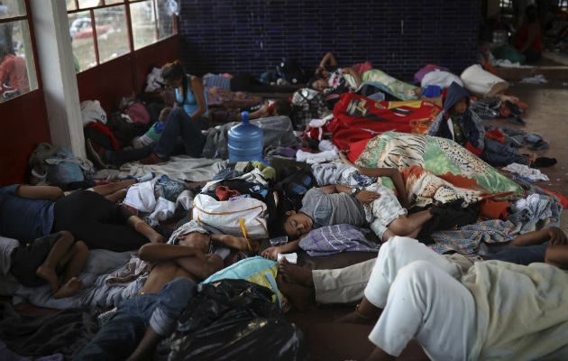 Los migrantes centroamericanos que viajan con la caravana de migrantes anual "Estaciones de la Cruz", FOTO/AP