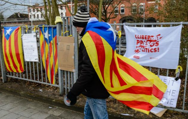 Un hombre con una bandera estelada permanece ante la cárcel de Neumünster. Foto: EFE