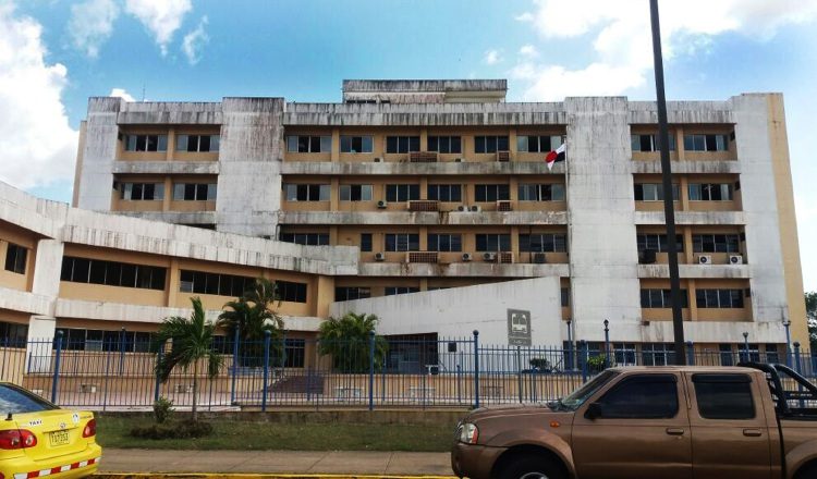 Luego de más de dos años de retrasos, hace un mes finalmente se adjudicó un nuevo contrato para pintar el hospital Nicolás Solano.   Cortesía