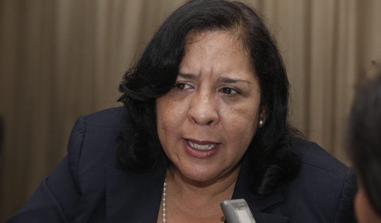 La ministra Paredes dijo que dentro del contrato se estableció que si se daba una falla con el producto, la empresa se haría responsable. Archivo