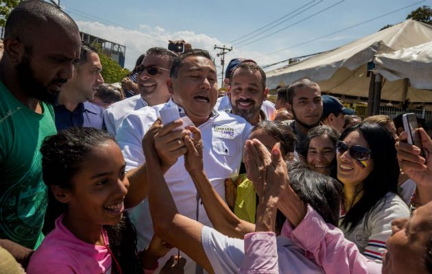 El candidato evangélico  Javier Bertucci en campaña presidencial. FOTO/EFE