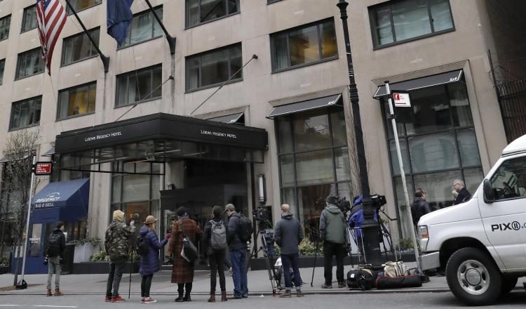 Reporteros frente al hotel Regency, donde se alojaba  Michael Cohen. EFE
