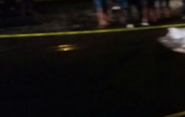 El cuerpo de Natividad Chávez fue cubierto en la vía. Foto: Delfia Cortez.