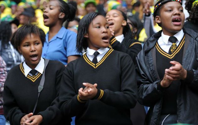 La juventud también se identifica con el legado de "Mama Winnie". Foto: EFE