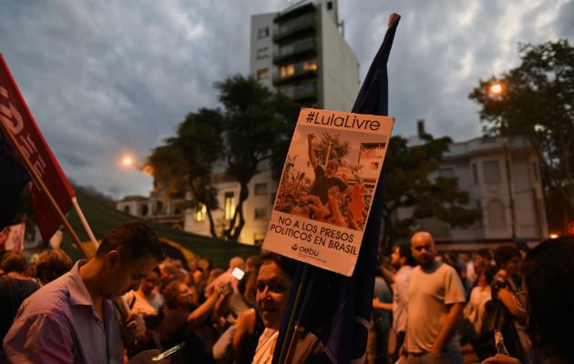Simpatizantes de Lula exigen su libertad. FOTO/AP