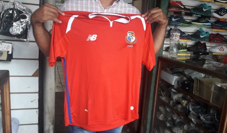 Las camisetas de la Roja son vendidas en el lado tico, en Paso Canoas. Mayra Madrid