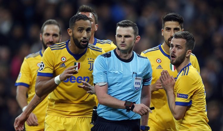 Jugadores de la Juventus reclaman al árbitro Michael Oliver. AP