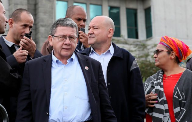 Miembros del Partido FARC, a su salida de la fiscalía. FOTO/EFE