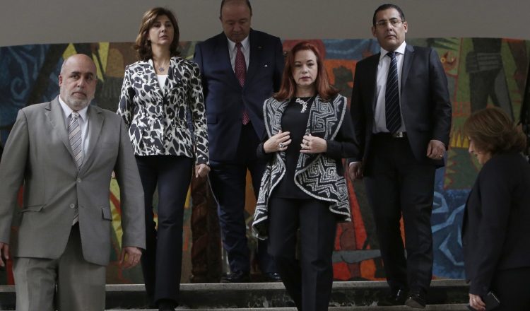 Canciller de Colombia María Ángela Holguín y el ministro Luis Villegas. AP