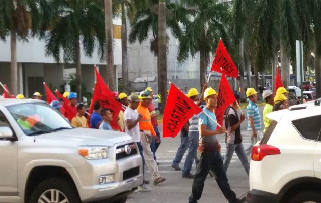 Miembros del Suntracs en protesta.