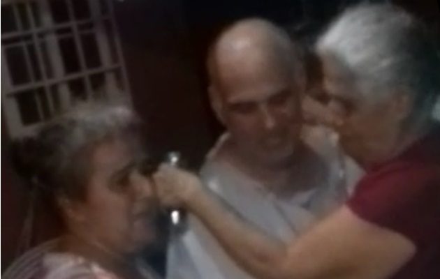 El paciente Excelso Moreno, en compañía de familiares. 