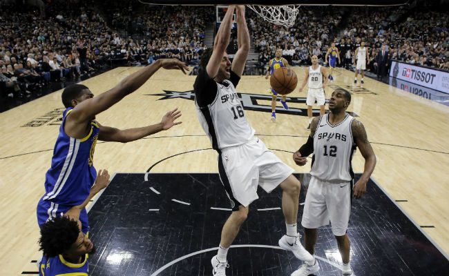 Pau Gasol anotó dos puntos para los Spurs. Foto:AP