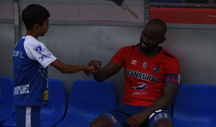 Keny López saluda a Baloy.