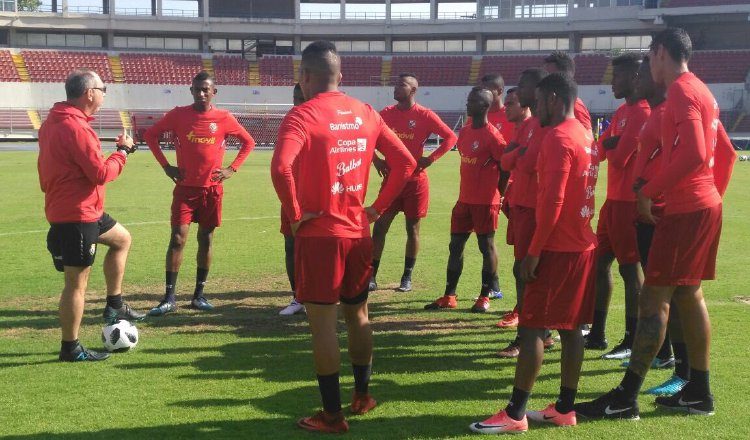 Jugadores de la liga local en los entrenamientos previo al partido contra Trinidad y Tobago. Fepafut