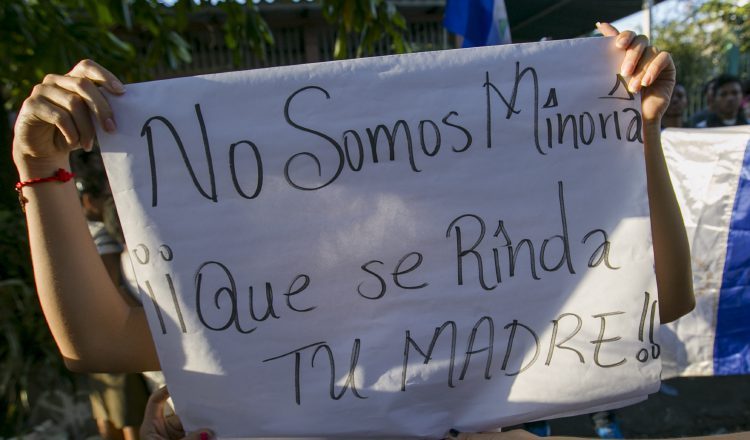 Varias jóvenes sostienen un cartel durante una gran manifestación contra el Gobierno. EFE
