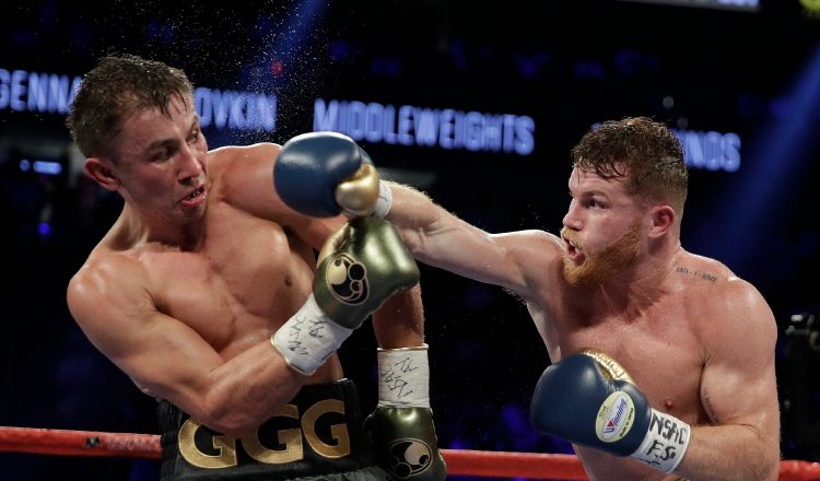 Triple G y "Canelo" empataron la primera vez que se enfrentaron. AP