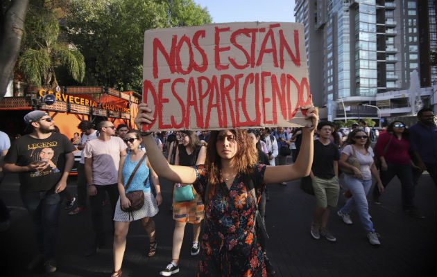 Los estudiante exigen justicia para todos los chicos que han desaparecido y cuyos casos no han sido resueltos. FOTO/AP