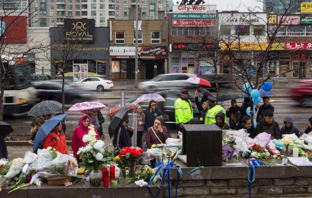 Las personas dejan mensajes de condolencias en el área del accidente. FOTO/AP