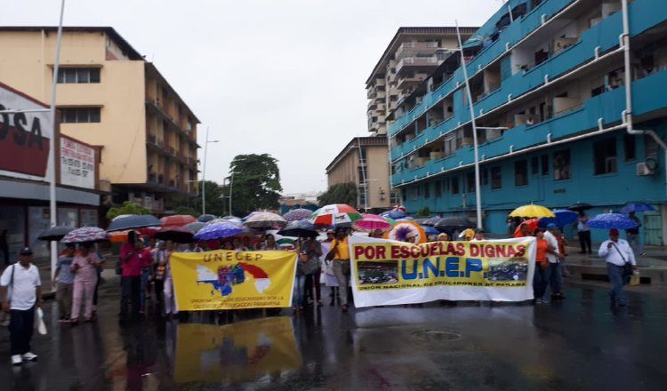 En este proceso estuvieron apoyando a los docentes representantes de la Universidad de Panamá y padres de familia. Foto: Cortesía
